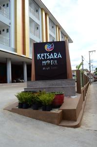 玛哈沙拉堪Ketsara Hotel的大楼前的酒店标志