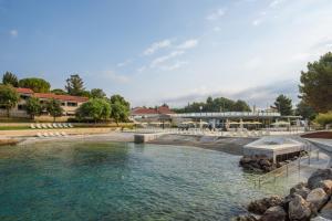 弗尔萨尔Maistra Select Petalon Resort的水体,建筑背景
