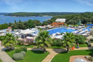波雷奇Valamar Tamaris Resort的享有带游泳池的度假村的空中景致