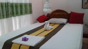 锡吉里亚卡拉纳民宿 的一间卧室配有一张带天鹅的床