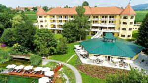 Wellnesshotel Parkschlössl zu Thyrnau " Adults only"内部或周边泳池景观