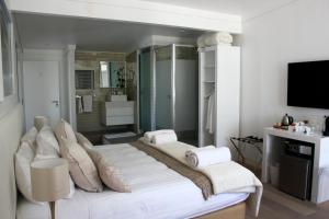斯瓦科普蒙德斯瓦科普蒙德豪华套房酒店的一间卧室配有两张床和电视。