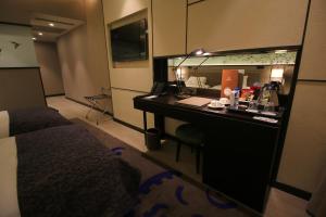 哈塔伊太平鸟酒店的酒店客房配有书桌和镜子