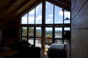 纳皮尔The Grange Lodge的客厅设有大窗户,享有甲板的景色