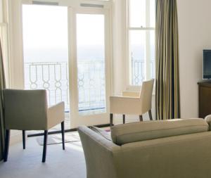 文特诺汉伯洛夫酒店的带沙发和椅子的客厅以及大窗户。