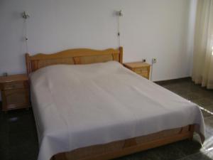 蒙大拿酒店客房内的一张或多张床位
