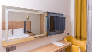 马尔马里斯朱利安俱乐部酒店的客房设有1张床、1张办公桌和1台电视。