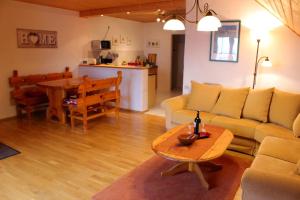 温特贝格Appartement Landelijke Star的客厅配有沙发和桌子