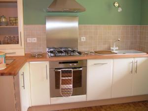 Saint-Jean-de-Muzolsle Vitrier的厨房配有炉灶烤箱
