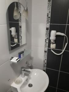 博德鲁姆Mia Butik Hotel Bodrum的浴室设有白色水槽和镜子