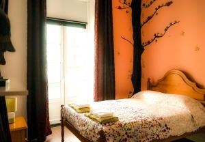蓬塔德尔加达Azores Dream Hostel的卧室配有一张挂在墙上的树壁床。