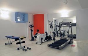 DiakoftiKythira Golden Resort的一间健身房,里面设有数个健身器材