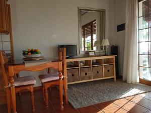 蒂哈拉费Bungalows Aldani的客厅配有桌子和镜子