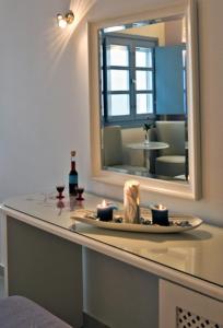 DiakoftiKythira Golden Resort的浴室设有镜子和柜台上的蜡烛