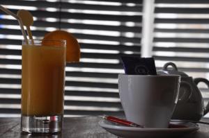 迪南剧院餐厅酒店的一杯橙汁和一杯茶