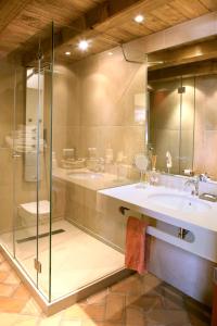 卡达克斯Sa Perafita - MF的一间带玻璃淋浴和水槽的浴室