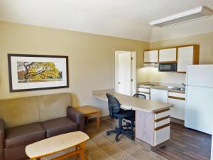 酒店Extended Stay America - 堪萨斯城 - 机场 - 蒂芙尼泉的厨房或小厨房