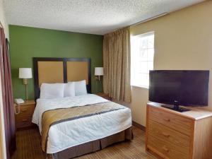 酒店Extended Stay America - 堪萨斯城 - 机场 - 蒂芙尼泉客房内的一张或多张床位