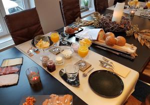 安特卫普Hotel Goodnight Antwerp的一张桌子,上面有早餐食品和橙汁