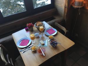 韦尔科尔地区格雷斯La Chicholiere的餐桌,带食物盘和橙汁杯