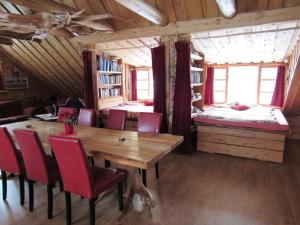 奥泰佩Metsatu Valge Elevandi puhkemaja的一间带桌椅和一张床的用餐室