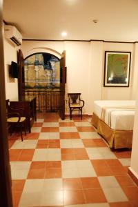 莱昂Hotel La Recolección的一间卧室设有一张床和一个 ⁇ 板地板