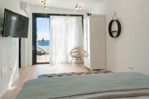阿雷西费La Concha Boutique Apartments - Adults Only的一间卧室配有一张床,享有海景