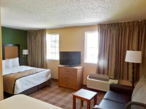 路易斯威尔路易维尔-阿莱恩特大道-美国长住酒店的一间酒店客房,配有一张床和一台电视