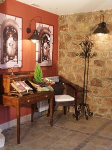 GolmayoLos Canteros的客房设有桌子、椅子和书桌。