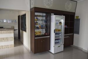 吉巴拉那Hotel Sul Real的厨房里设有冰箱,门开