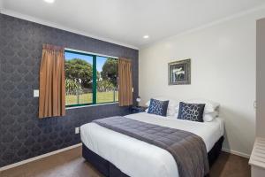 波里鲁阿贝尔蒙汽车旅馆的一间卧室设有一张大床和一个窗户。
