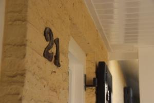卡茨休维尔贝克的住宿加早餐旅馆的墙上有金属数字的石墙