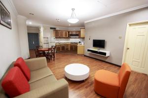 拉布安贝塔服务式公寓酒店的客厅配有沙发和桌子