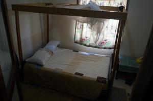 MasakaMasaka Backpackers, Tourists Cottage & Campsite的带窗户的客房内的双层床