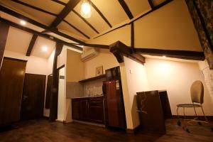 加德满都贺兰亚酒店的一间设有棕色家电和天花板的厨房
