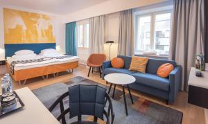 波里原始索克斯瓦库纳珀里酒店的客厅配有蓝色的沙发和床。