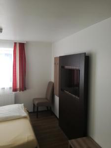 塔尔高祖姆贝腾马切尔乡村旅馆的配有一张床和一台平面电视的酒店客房