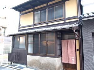 京都邵恩塞度假屋的建筑的侧面设有大窗户