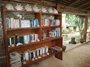 布纳肯Raja Laut Dive Resort Bunaken的书架上装满了书
