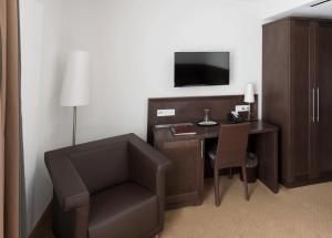 梅明根恩格尔凯勒餐厅酒店的酒店客房配有书桌和椅子