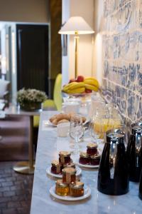 巴黎亨利四世左岸酒店的桌子上放着食物和酒杯
