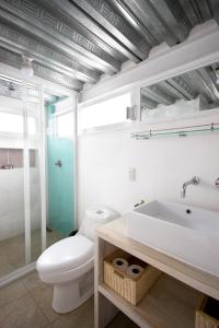 墨西哥城Casa Índigo CDMX的浴室配有白色卫生间和盥洗盆。
