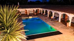 休达德亚Sa Legitima的享有别墅内游泳池的顶部景致