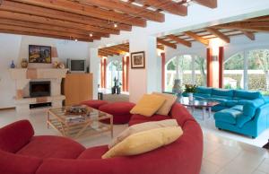 休达德亚Sa Legitima的客厅设有红色的沙发和壁炉