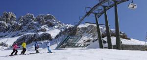 新黎凡特Apartments Haus Martin的一群人乘雪上滑雪升降机