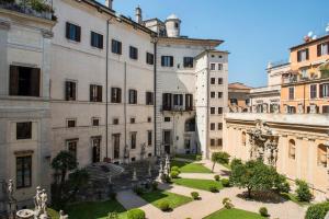 罗马威龙酒店 - 世界小型豪华酒店的享有大楼庭院的景色