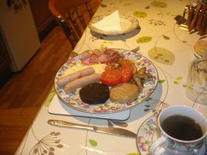 FlodigarrySonas, Dunans的桌上的一盘早餐食品和一杯咖啡