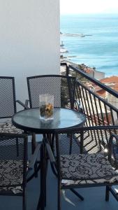 塞尼特里萨公寓的阳台配有桌椅