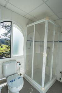 丰特埃里多斯Hotel Rural Villa Onuba的浴室配有白色卫生间和淋浴。