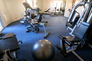 穆卢拉巴地标度假酒店的健身房提供数辆健身自行车和运动球